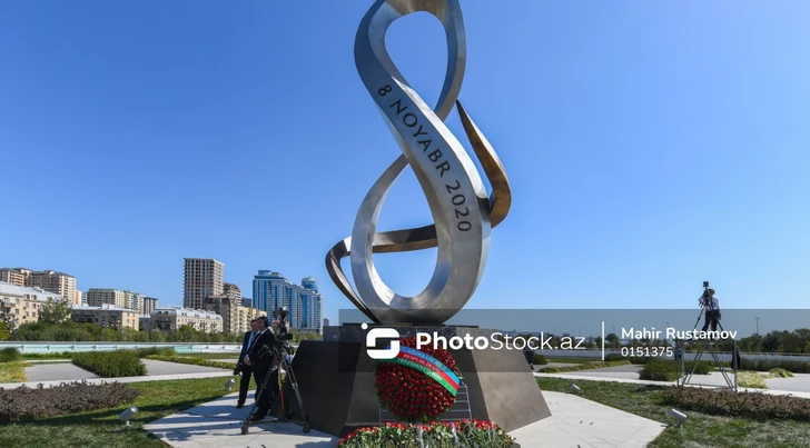 Государственные должностные лица и представители общественности посетили Парк Победы