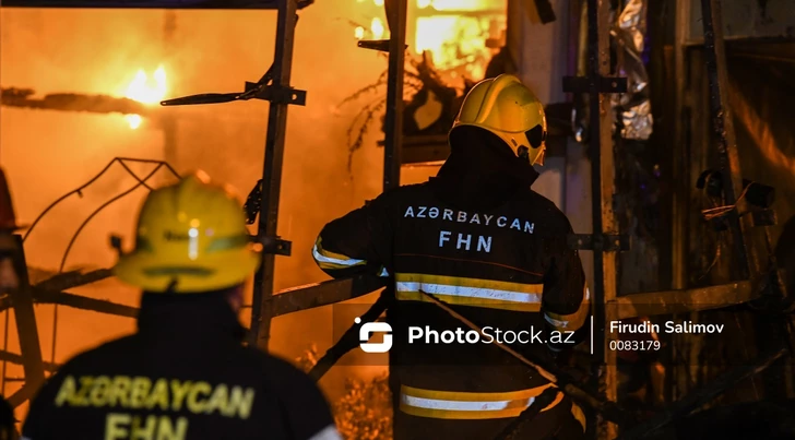 В Баку произошел пожар в подвале жилого дома