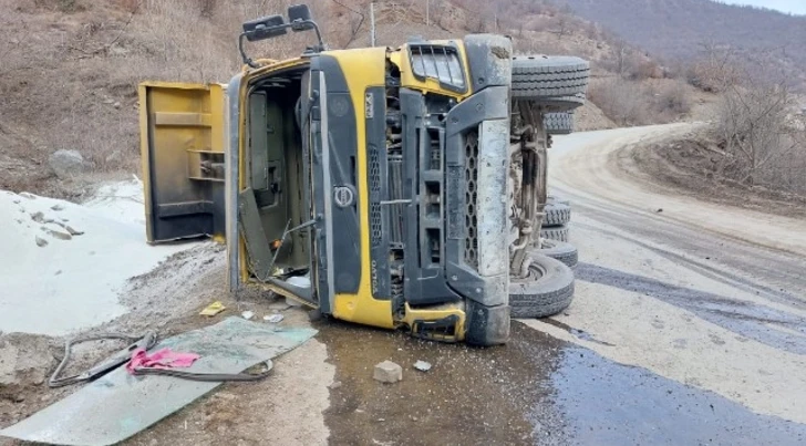 В Кельбаджаре опрокинулся грузовик: погиб гражданин Турции