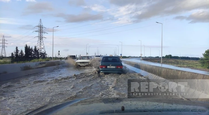 Дорогу Хачмаз - Губа затопило в результате ливня