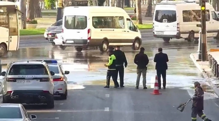 В центре Баку прорвало водопровод: на крупном проспекте ограничено движение транспорта