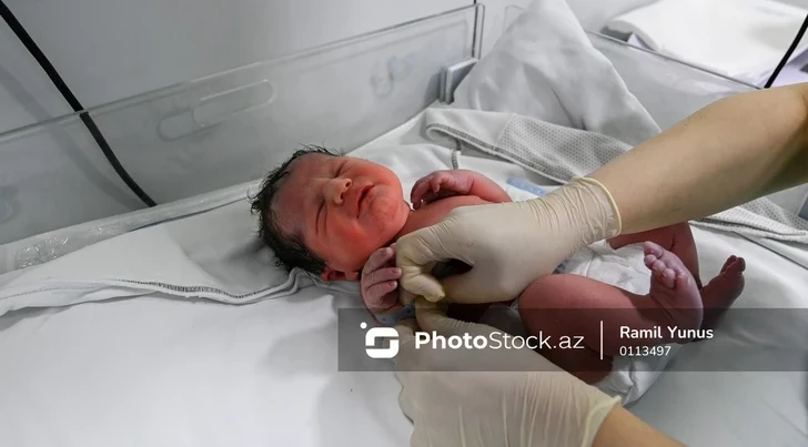 В Азербайджане стали рождаться на 70 тысяч детей меньше: эксперты назвали последствия