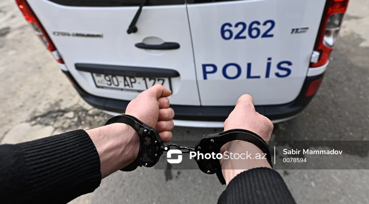 В Баку мужчина выдавал себя за полицейского и требовал деньги у водителей