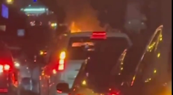В Баку возле станции метро «20 Января» горит автомобиль