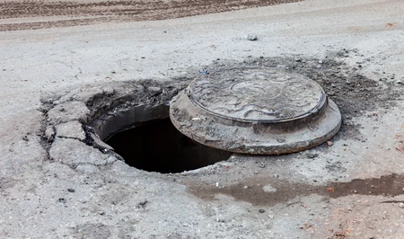 Автоловушки на дорогах Баку: как получить компенсацию за ущерб от открытых люков?