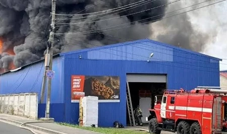 В Брянске загорелся склад с автомобильными маслами и красками: четверо пострадавших