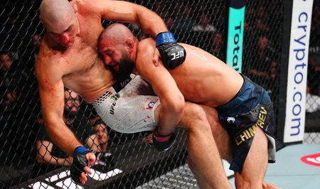 Чимаев проиграл Стрикленду и потерял чемпионский пояс UFC