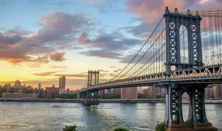 В США беглец прыгнул с 30-метрового моста в озеро, спасаясь от полиции
