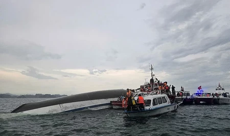 Во Вьетнаме перевернулся катер с туристами на борту: 15 человек погибли