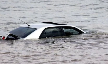 В Саатлы автомобиль упал в водоканал: сотрудники МЧС спасли водителя