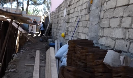 Дом уходит под землю: жители Хырдалана обвиняют застройщика в уничтожении их имущества
