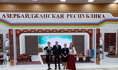 Президент Ильхам Алиев ознакомился в Туркменбаши с национальными стендами стран-участниц СНГ