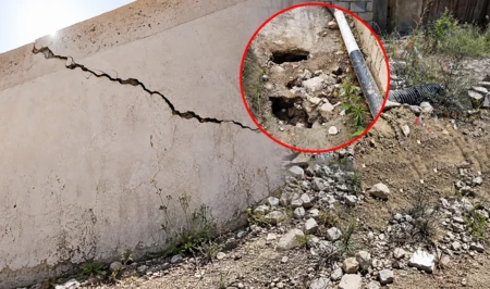 Жительница Бадамдара жалуется на нечистоты у порога дома