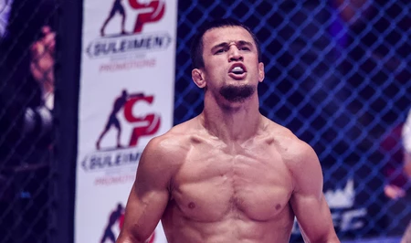 Усман Нурмагомедов «задушил» англичанина в чемпионском бою PFL