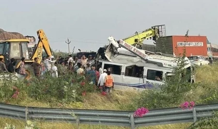 Поездка к храму обернулась трагедией: в Индии перевернулся автобус с паломниками