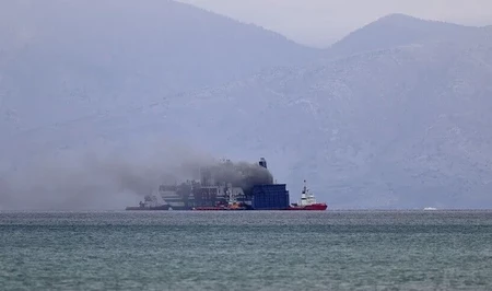Британские ВМС сообщили об атаке на судно у берегов Омана