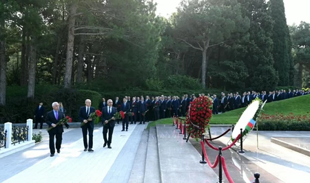 Руководство и сотрудники Минэнерго, «АзерЭнержи» и «Азеришыг» почтили память Гейдара Алиева