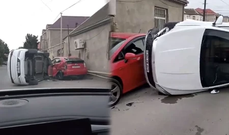 В Баку BYD перевернулся после столкновения с Prius