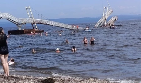 Мост с десятками людей обрушился в России: среди пострадавших есть дети