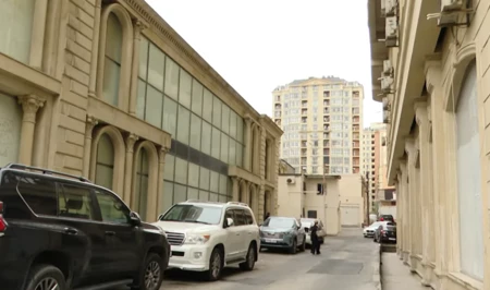 В Баку водителей начали штрафовать за парковку во дворах? В полиции дали разъяснение