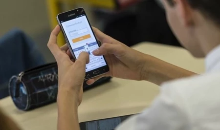 Депутат выступил за запрет смартфонов в школах Азербайджана