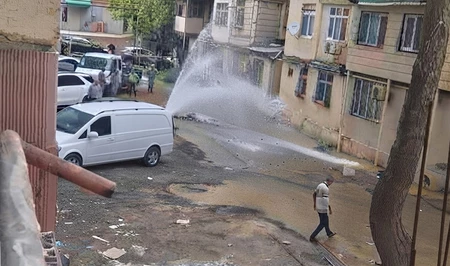 В Баку произошла авария на водопроводе, улица затоплена