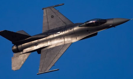 Истребитель F-16 разбился во время тренировочного полета в США