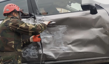 Спасатели МЧС вызволили женщину из искореженного автомобиля после серьезного ДТП в Хачмазе