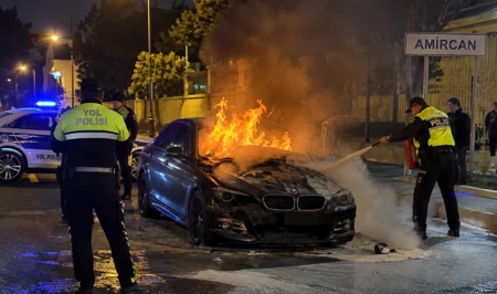 В Баку полицейские потушили загоревшийся во время движения BMW