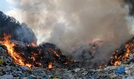 В Уджаре горит мусорный полигон: огонь охватил 1 гектар территории, ряд сел остался без света