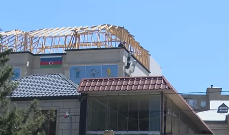 В Баку на крыше детского сада ведётся строительство