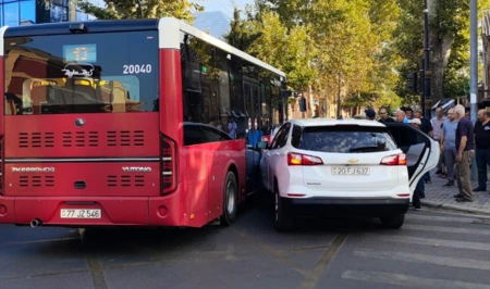 В Гяндже легковушка врезалась в пассажирский автобус