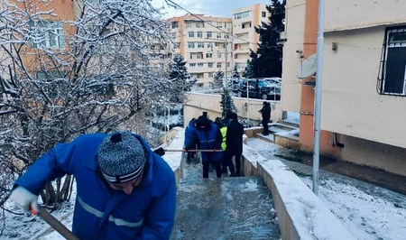 Коммунальные службы Баку работают в усиленном режиме в связи с морозной и снежной погодой