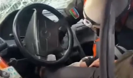 Серьезное ДТП в Хазарском районе Баку: спасатели вызволили зажатого в Mercedes водителя
