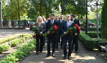 Джейхун Байрамов возложил цветы к бюсту Зарифы Алиевой в Ирпене и оценил ход реконструкции
