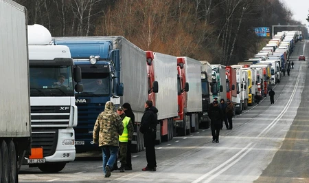 На границе Азербайджана с Грузией скопились сотни машин