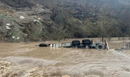 В Азербайджане «МАЗ» опрокинулся в реку: один человек утонул