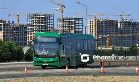 В Баку водитель автобуса создал аварийную ситуацию при обгоне на дороге