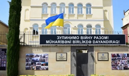 Посольство Украины в Баку приспустило флаги в связи с гибелью людей при ударе по Киеву