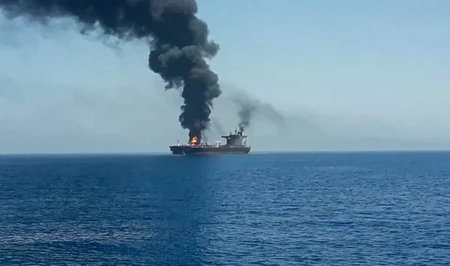Два судна загорелись после подрыва на минах в Ормузском проливе