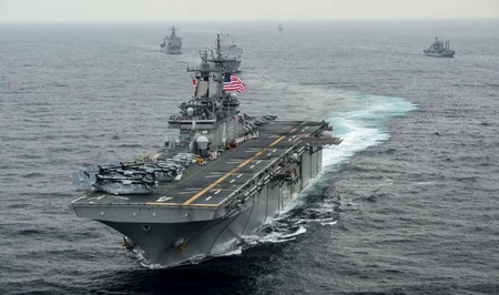 Американский десантный корабль USS Boxer вышел из строя во время операции против Ирана