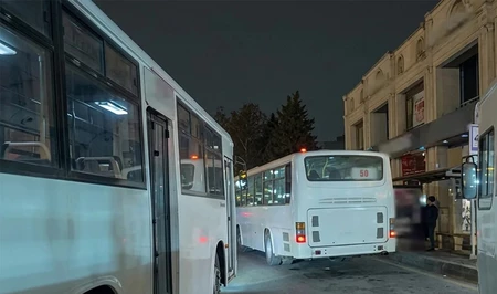 Опасный хаос на остановке в Баку: припаркованные автобусы выталкивают пассажиров на проезжую часть