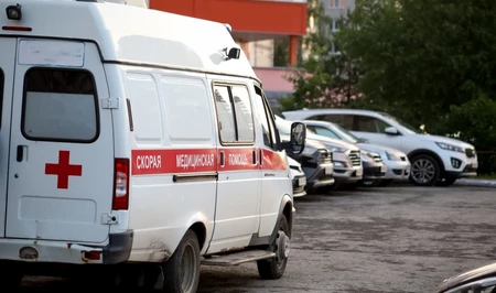 Один человек погиб и трое пострадали при атаках дронов в Курской области России