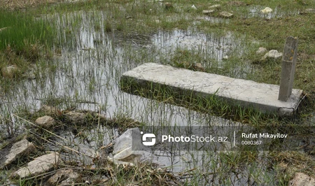 Кладбище в Баку ушло под воду: ливни обнажили многолетнюю проблему поселка