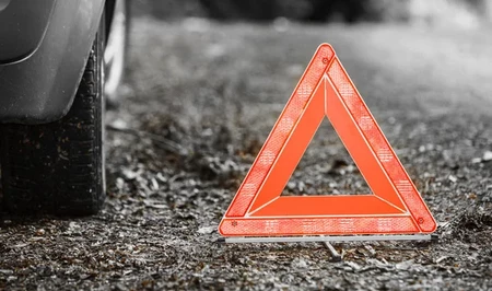 В Шамахы автомобиль врезался в забор, есть пострадавшие