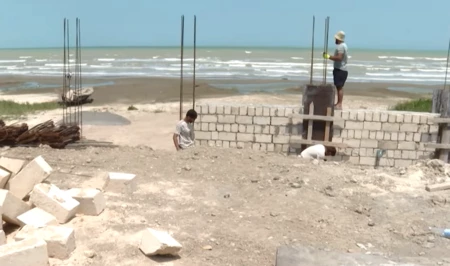 Загадочные столбы на пляже в Джорате: что возводят у воды?