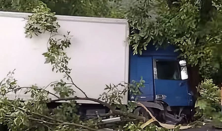 Тяжелое ДТП в Гахском районе: грузовой автомобиль врезался в дерево