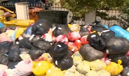 Опасность эпидемии в Баку: во дворе больницы образовалась свалка хирургических отходов