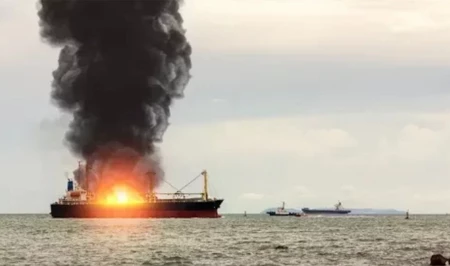 Контейнеровоз подорвался на мине и затонул в Ормузском проливе