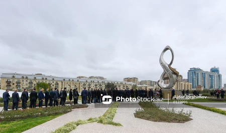 Официальные лица государства и правительства посетили Парк Победы по случаю Дня памяти